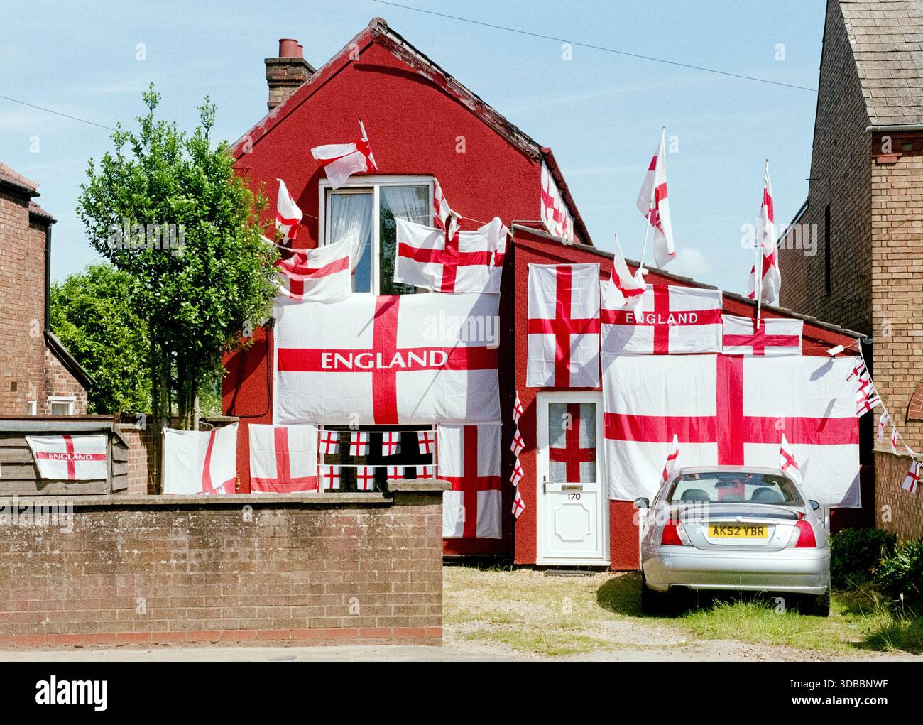 Maison couverte de drapeaux anglais pour la Coupe du monde, Whittlesey, Cambridgeshire, Royaume-Uni Banque D'Images