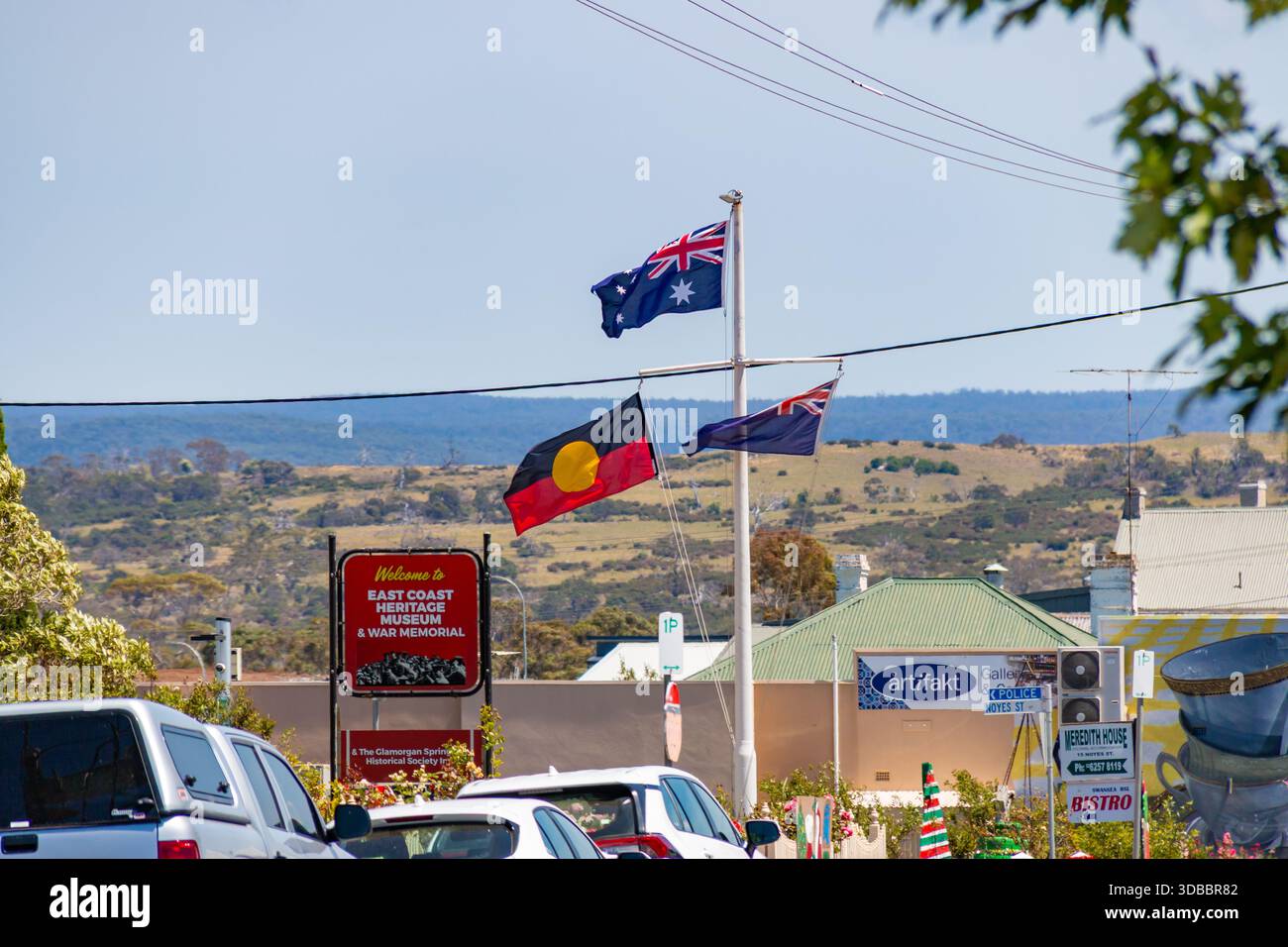 Swansea, côte est Tasmanie, Australie - 20 décembre 2024 : drapeaux australiens, tasmaniens et aborigènes flottant dans la rue principale d'une petite ville de campagne Banque D'Images