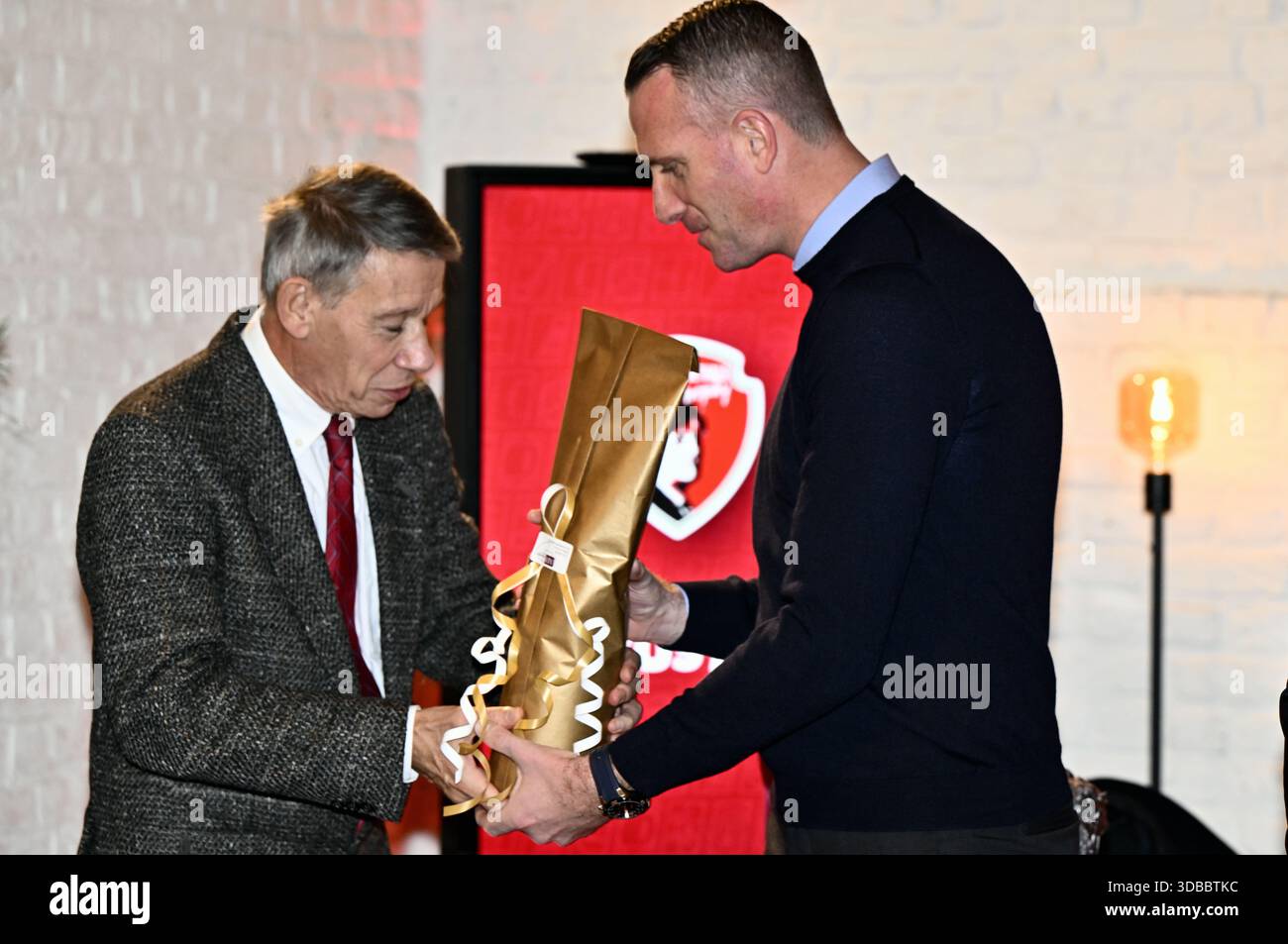 Grimbergen, Belgique. 15 décembre 2025. Guy Goethals et l'ancien entraîneur du Club Nicky Hayen photographiés lors d'une cérémonie pour le 'Trophée Raymond Goethals' et le 'Prix Dominique D'Onofrio', lundi 15 décembre 2025, à Grimbergen. Le trophée Raymond Goethals est réservé aux coachs belges, actifs en Belgique ou à l’étranger. Le Prix Dominique D'Onofrio est réservé aux débutants de la Jupiler Pro League et âgés de moins de 20 ans. BELGA PHOTO ERIC LALMAND crédit : Belga News Agency/Alamy Live News Banque D'Images