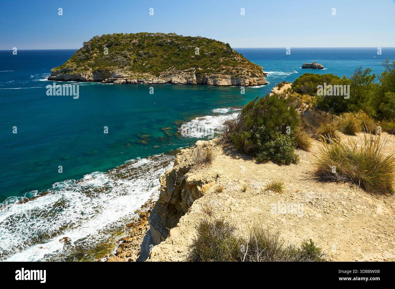Isla del Portitxol île et vagues se brisant sur le rivage du point de vue Mirador del Portichol (Jávea, Marina Alta, Alicante, mer Méditerranée, Espagne) Banque D'Images