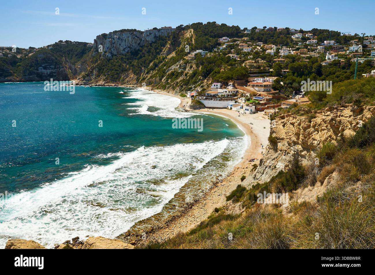 Plage de Cala Barraca avec des vagues se brisant sur le rivage depuis le point de vue de Mirador del Portichol (Jávea, Marina Alta, Alicante, mer Méditerranée, Espagne) Banque D'Images