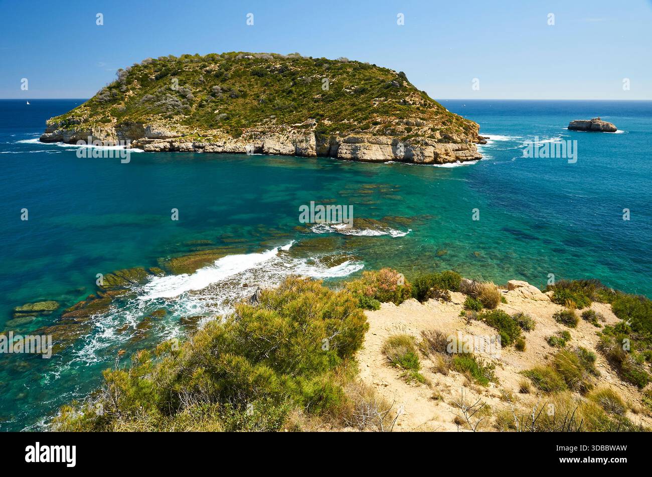 Isla del Portitxol île et vagues se brisant sur les rochers du point de vue Mirador del Portichol (Jávea, Marina Alta, Alicante, mer Méditerranée, Espagne) Banque D'Images