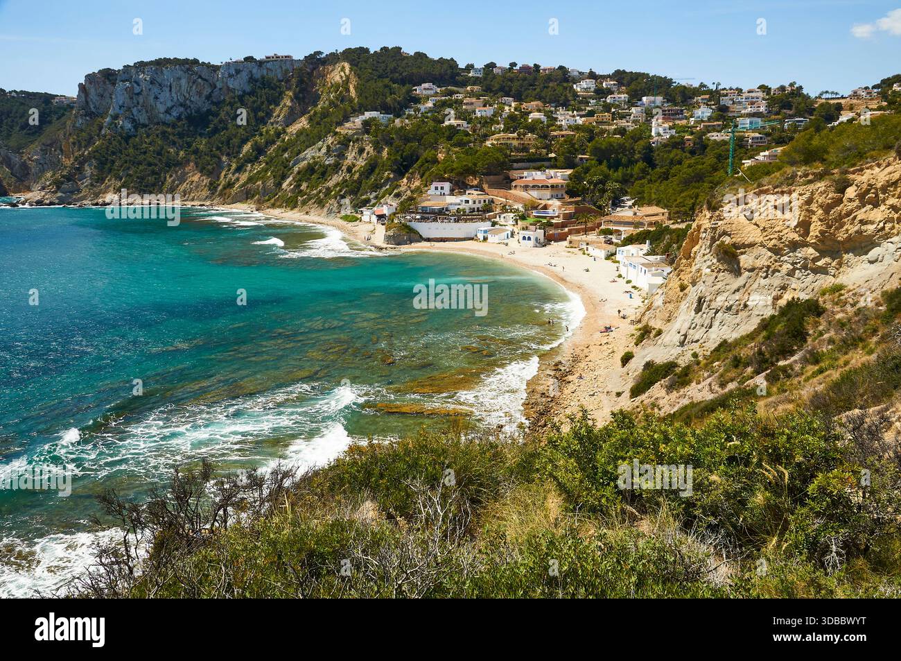 Plage de Cala Barraca avec des vagues se brisant sur le rivage depuis le point de vue de Mirador del Portichol (Jávea, Marina Alta, Alicante, mer Méditerranée, Espagne) Banque D'Images