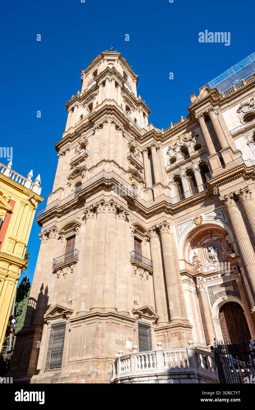 La cathédrale de Malaga se dresse haute en plein jour contre le ciel. Banque D'Images