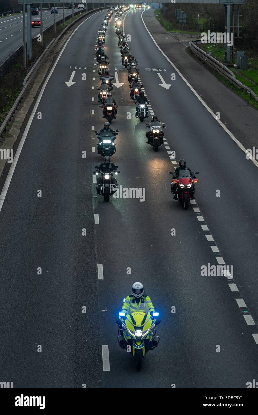Cortège funéraire de la police d'Essex pour PC Mathew Parker sur l'autoroute M11 en direction du crématorium. Escorte de police conduisant les motards du club Banque D'Images