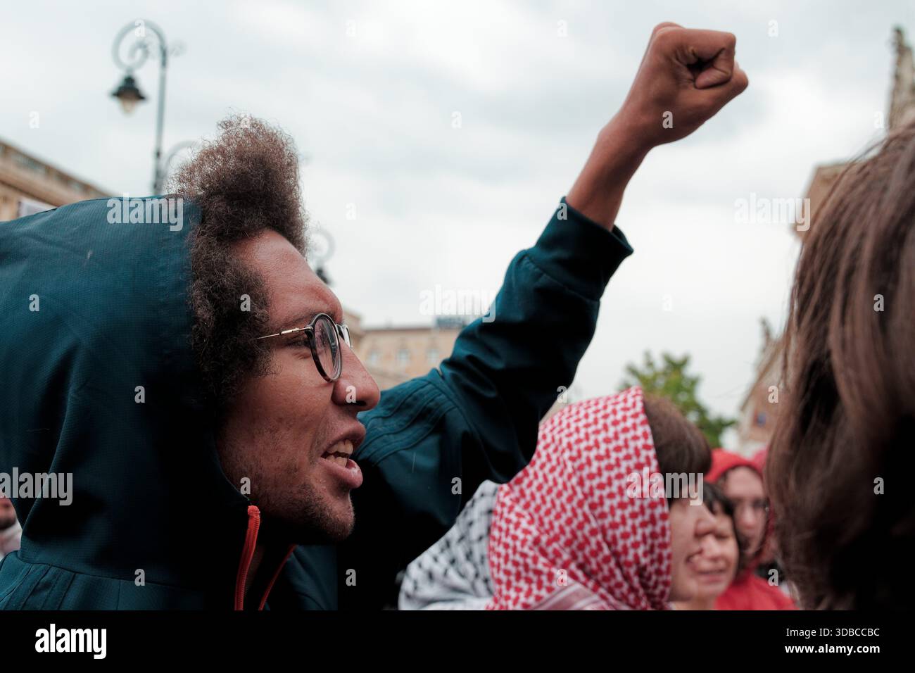 Un manifestant lève le poing lors d'une manifestation pro-palestinienne, exprimant sa colère et sa solidarité. Banque D'Images