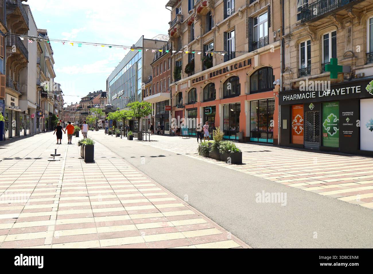 Rue commerçante typique, ville de Belfort, territoire de Belfort, France Banque D'Images
