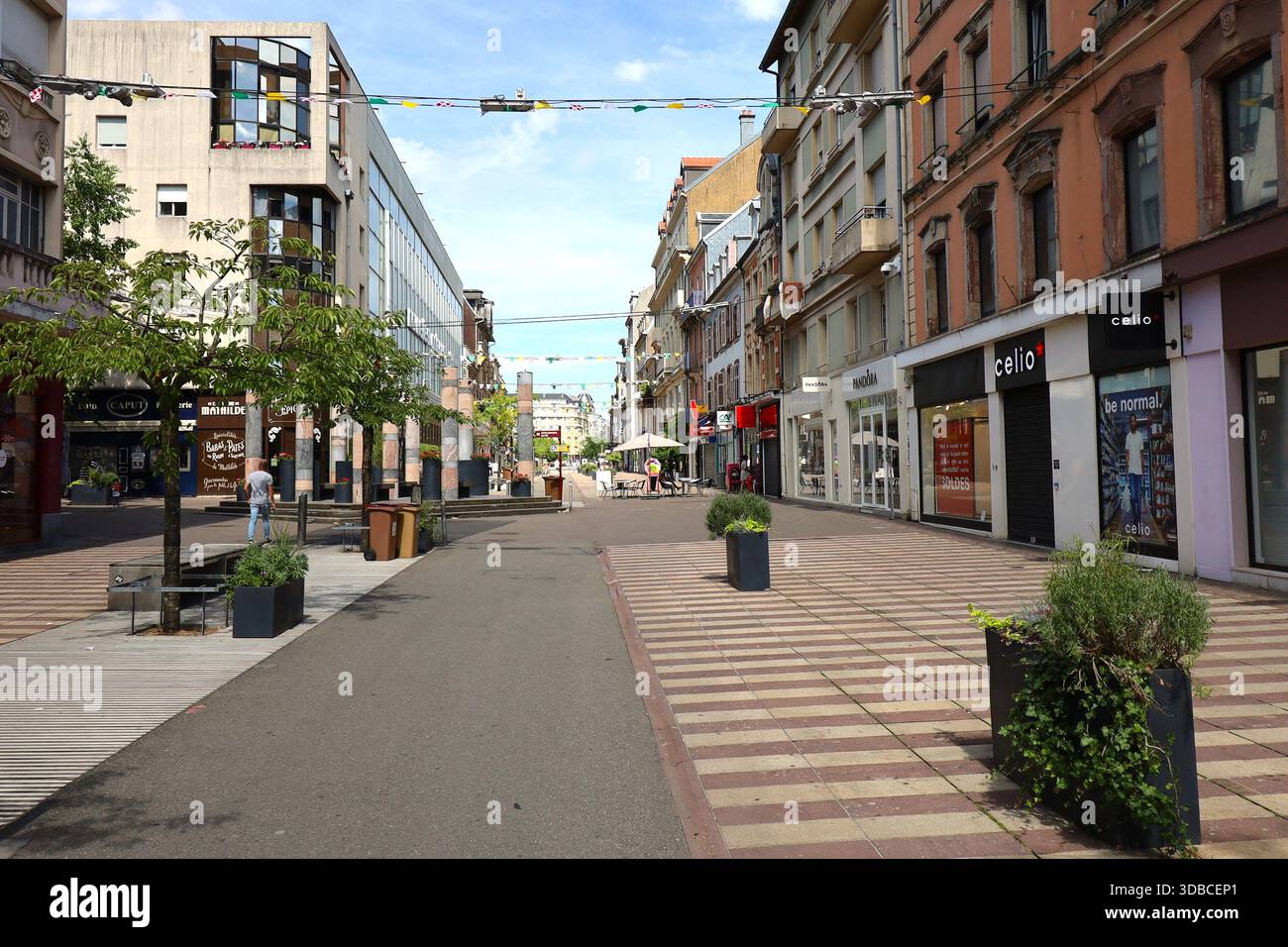 Rue commerçante typique, ville de Belfort, territoire de Belfort, France Banque D'Images