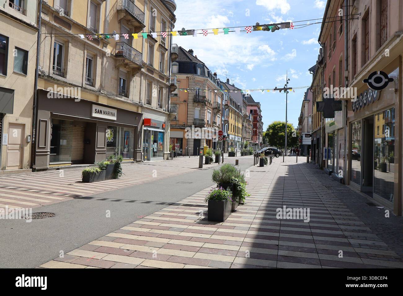 Rue commerçante typique, ville de Belfort, territoire de Belfort, France Banque D'Images