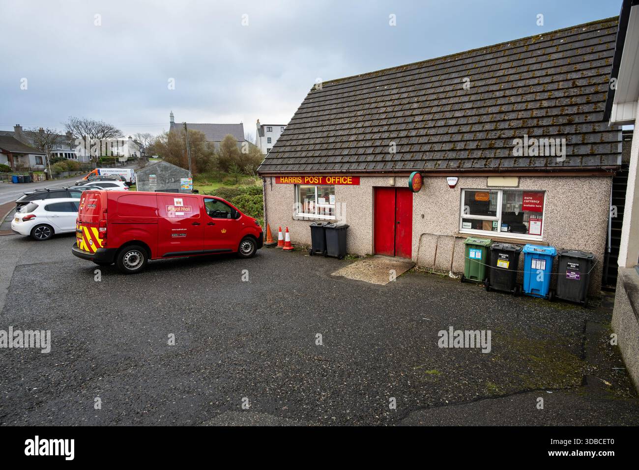 TARBERT, ÎLE DE HARRIS, ÉCOSSE – octobre 10, 2025 : Harris Post Office avec le camion de livraison Red Royal mail à l'extérieur Banque D'Images