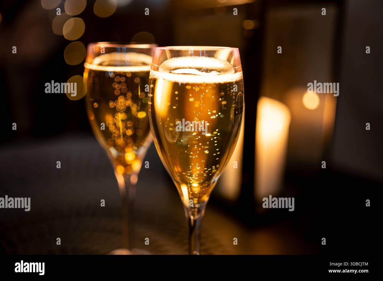 Deux verres de champagne mousseux français avec petites bulles, fête du nouvel an, mariage ou visite de champagne avec visite des grottes, Reims, France Banque D'Images