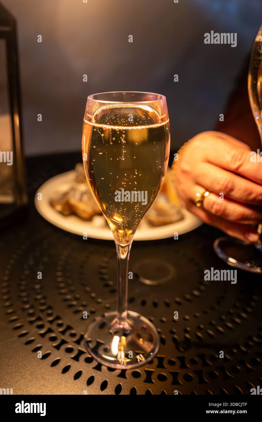 Deux verres de champagne mousseux français avec petites bulles, fête du nouvel an, mariage ou visite de champagne avec visite des grottes, Reims, France Banque D'Images