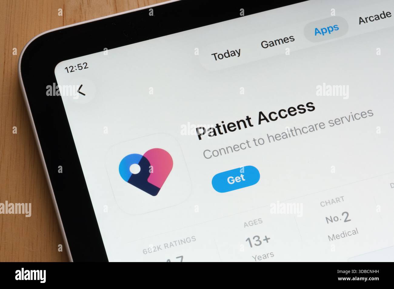 Application de soins de santé patient Access présentée sur l'App Store d'Apple iPad avec des détails. Stafford, Royaume-Uni, 15 décembre 2025 Banque D'Images