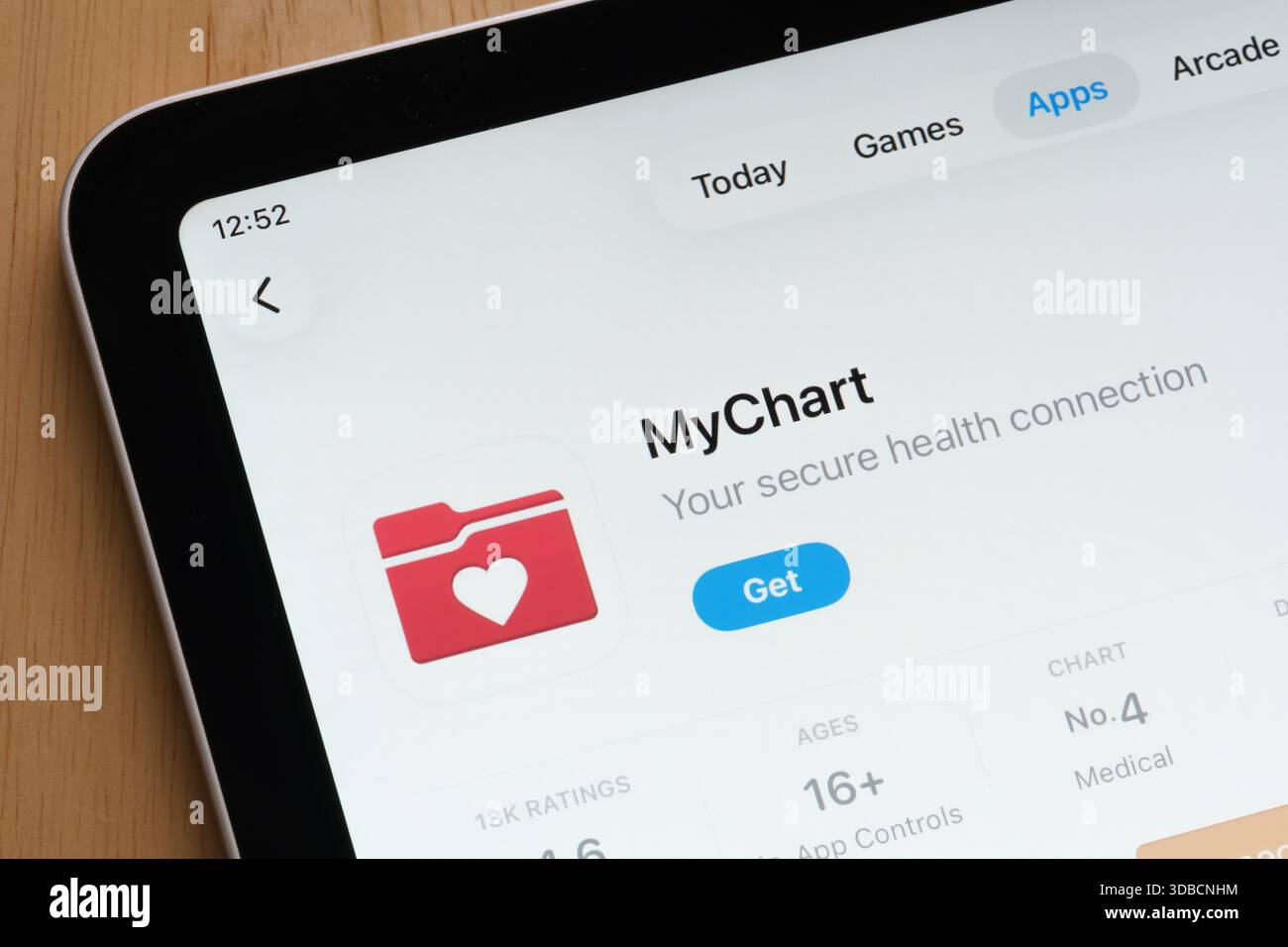 Application santé populaire MyChart mise en évidence sur la page Apple iPad App Store. Stafford, Royaume-Uni, 15 décembre 2025 Banque D'Images