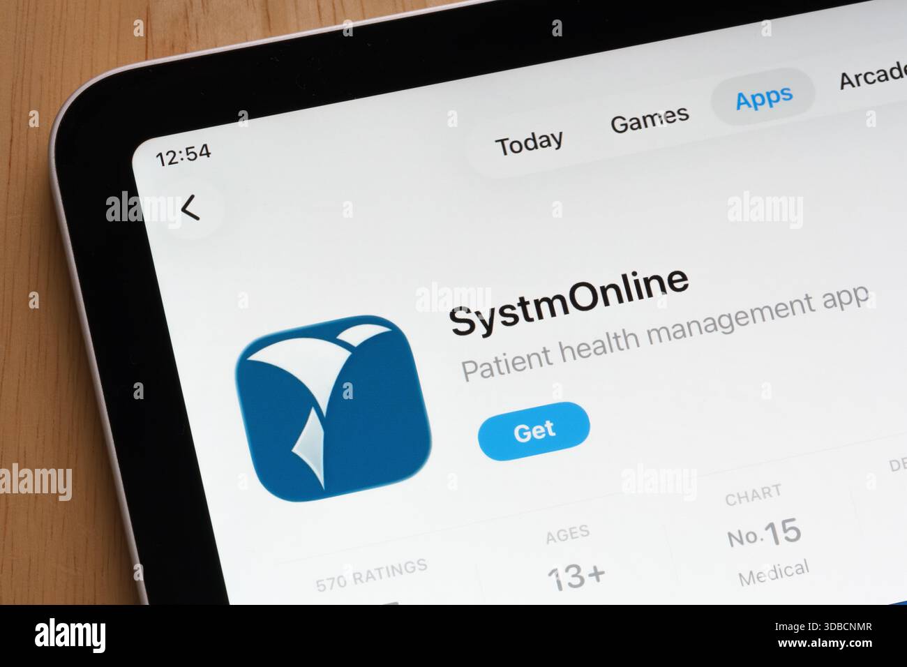 Application de santé numérique SystmOnline affichée sur l'écran d'un iPad dans l'App Store. Stafford, Royaume-Uni, 15 décembre 2025 Banque D'Images