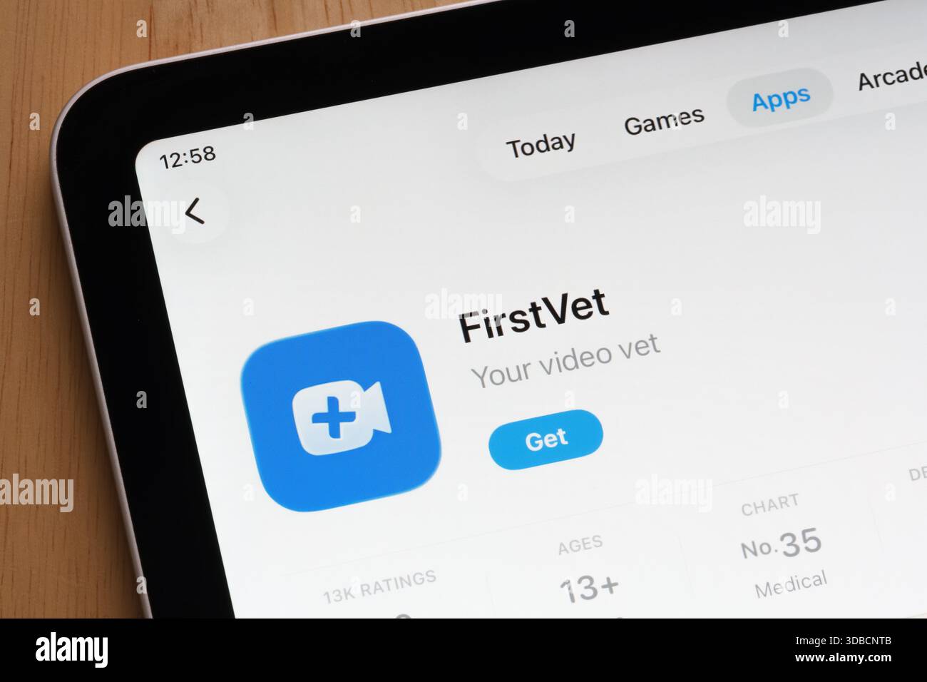 Application médicale mobile FirstVet présentée sur l’interface App Store. Stafford, Royaume-Uni, 15 décembre 2025 Banque D'Images