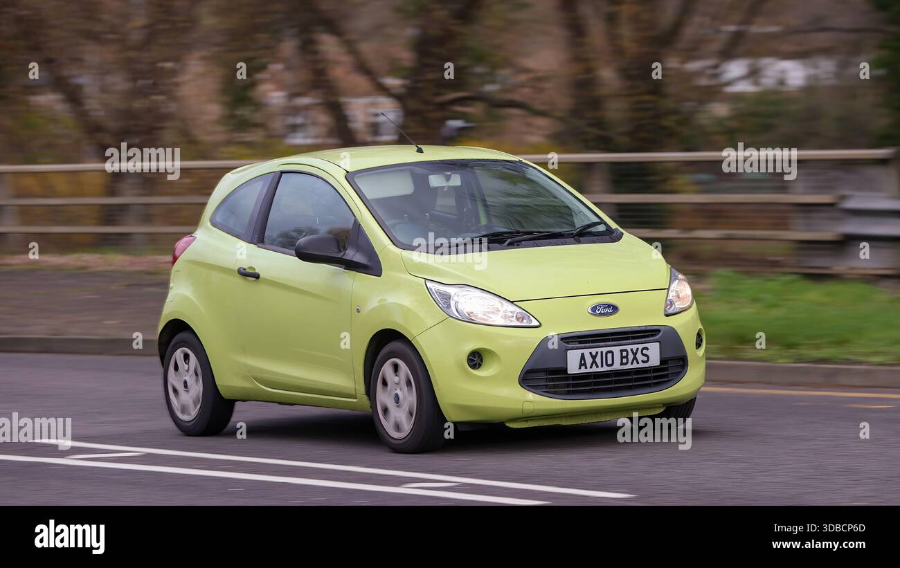 Milton Keynes,Bucks,UK - Déc 11th 2025 : 2010 Ford Ka petite voiture conduisant sur une route britannique Banque D'Images