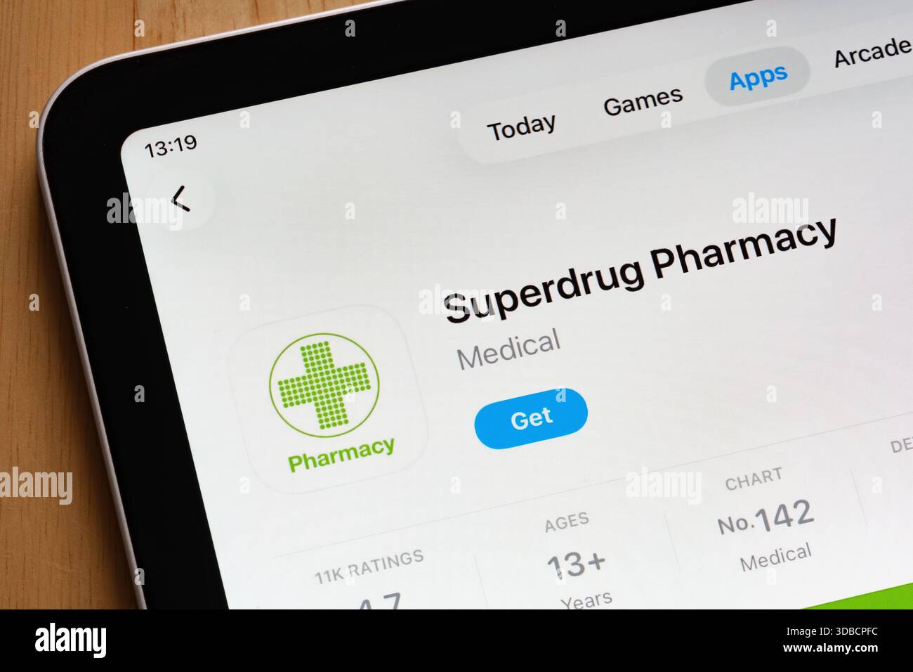 Liste de l'application SuperDrug Pharmacy affichée sur l'Apple iPad App Store avec note et résumé. Stafford, Royaume-Uni, 15 décembre 2025 Banque D'Images