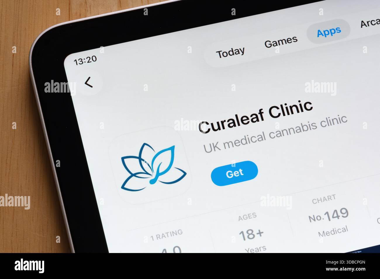 Liste des logiciels médicaux Curaleaf Clinic capturée sur l'interface iPad App Store. Stafford, Royaume-Uni, 15 décembre 2025 Banque D'Images