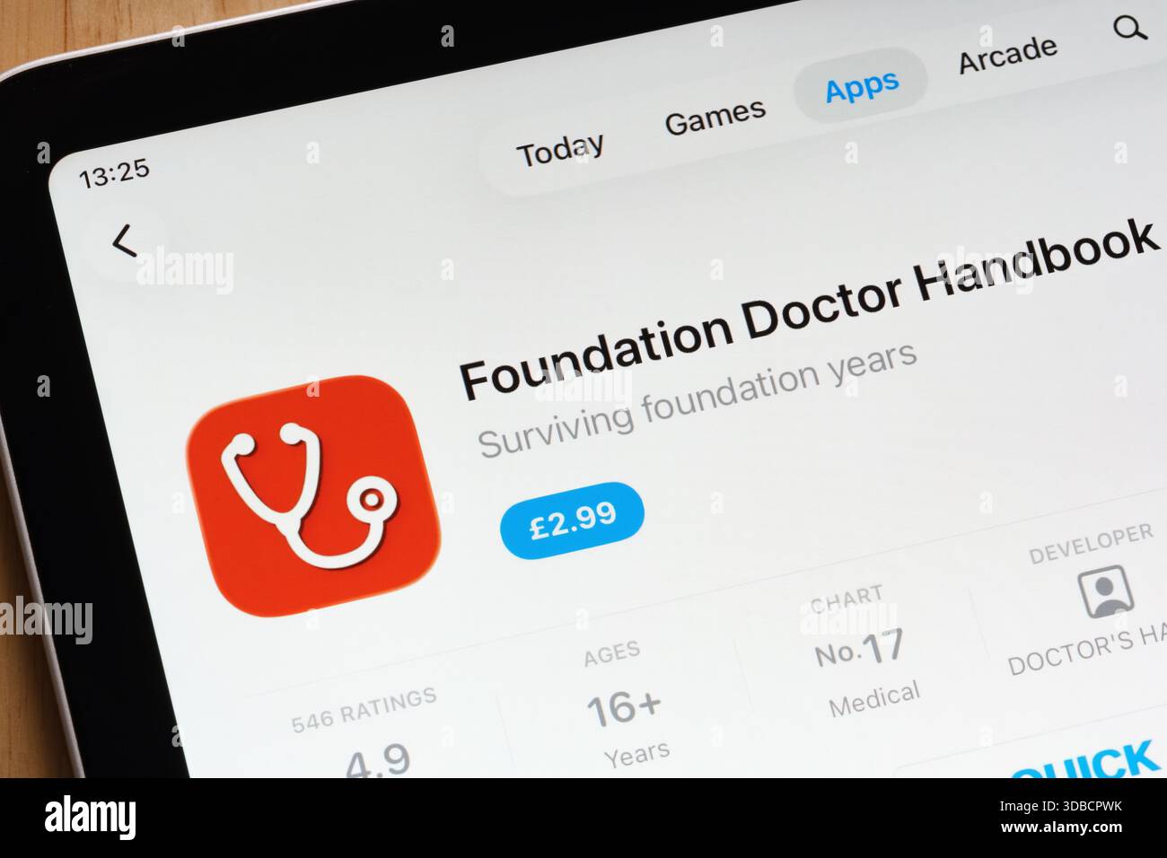 Liste des logiciels médicaux du Foundation Doctor Handbook capturée sur l'interface de l'iPad App Store. Stafford, Royaume-Uni, 15 décembre 2025 Banque D'Images