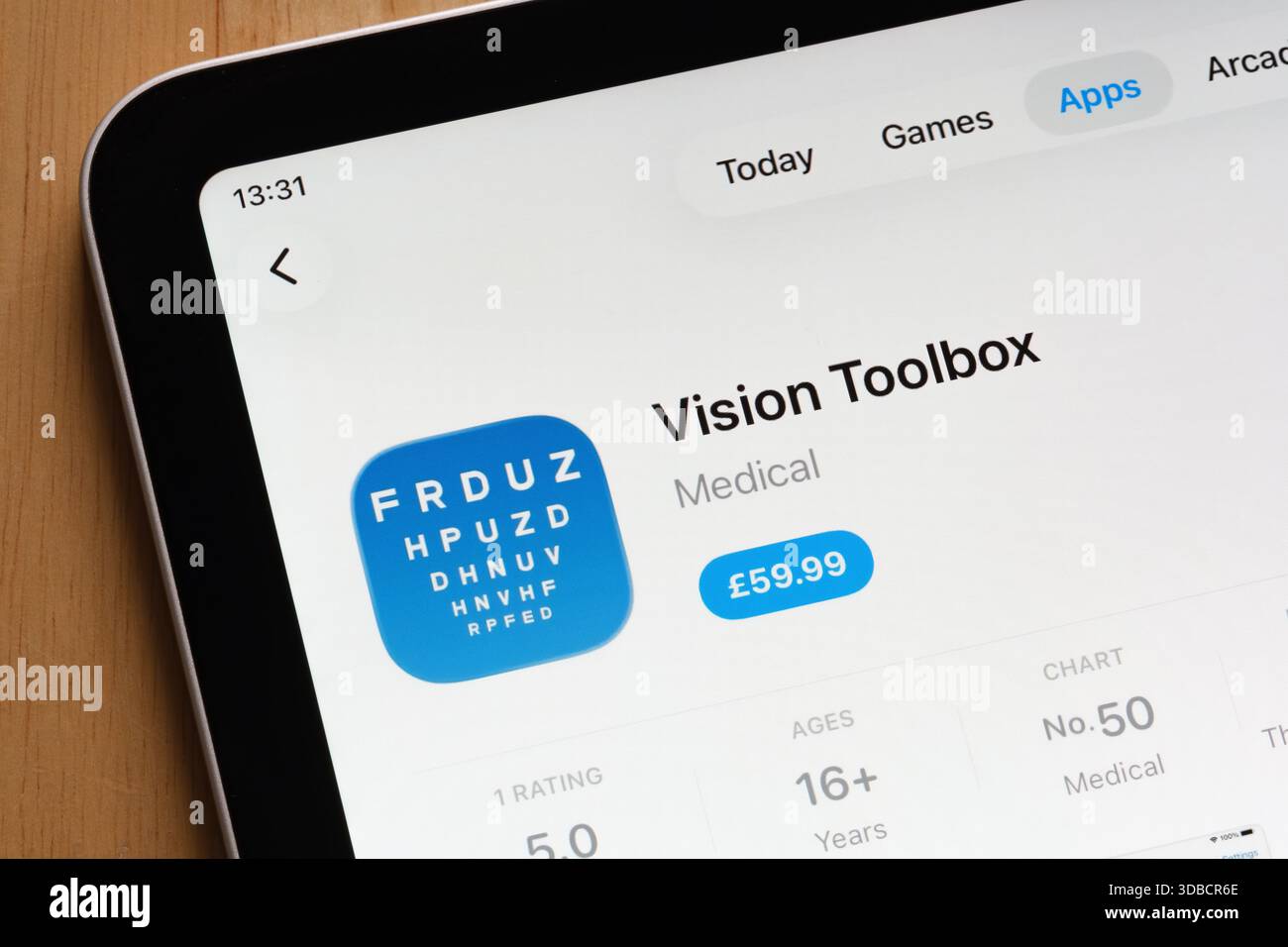 Liste de l'application Vision Toolbox affichée sur l'App Store Apple iPad avec note et résumé. Stafford, Royaume-Uni, 15 décembre 2025 Banque D'Images