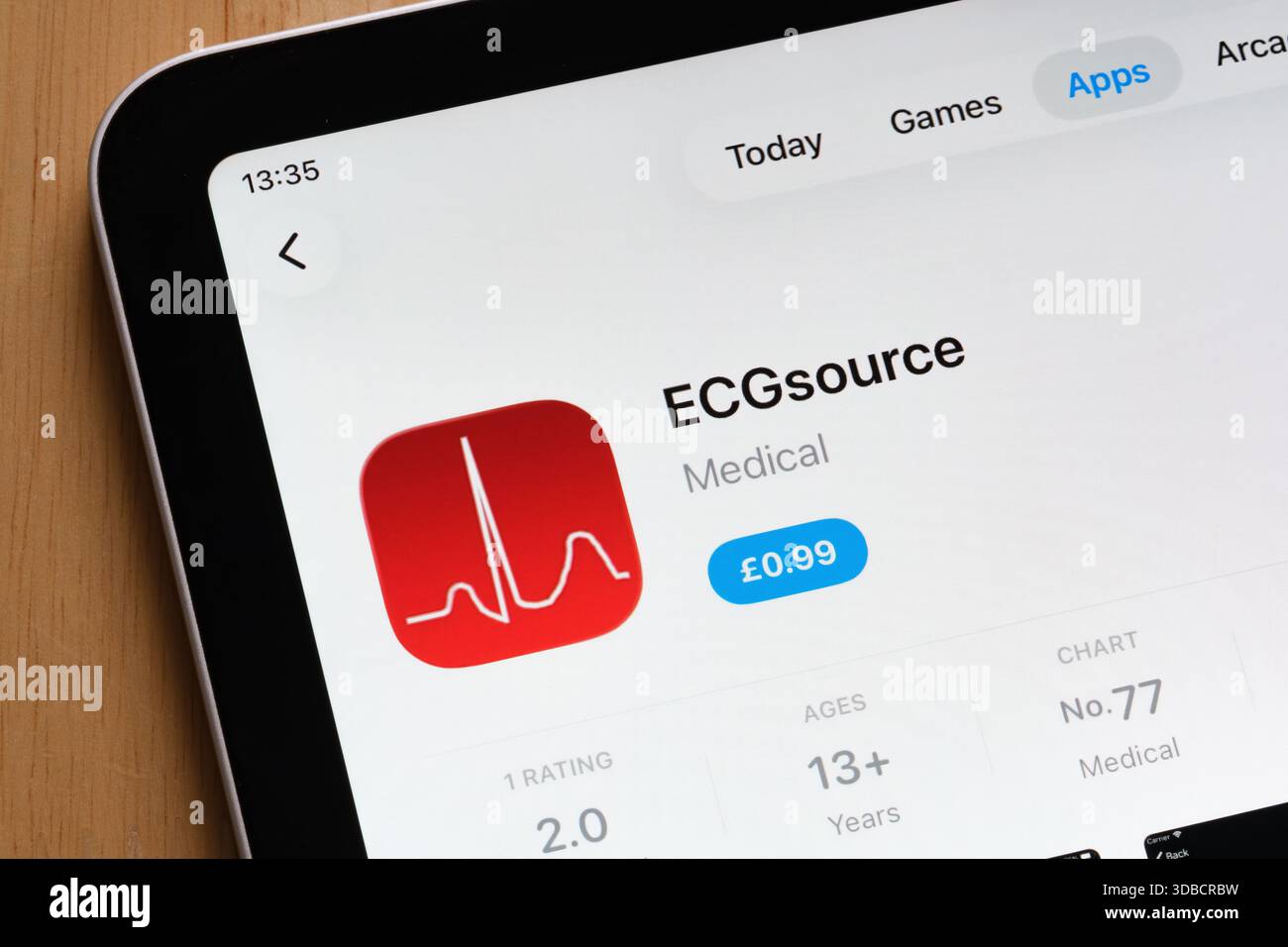 Application de soins de santé ECGsource présentée sur l'Apple iPad App Store avec des détails. Stafford, Royaume-Uni, 15 décembre 2025 Banque D'Images