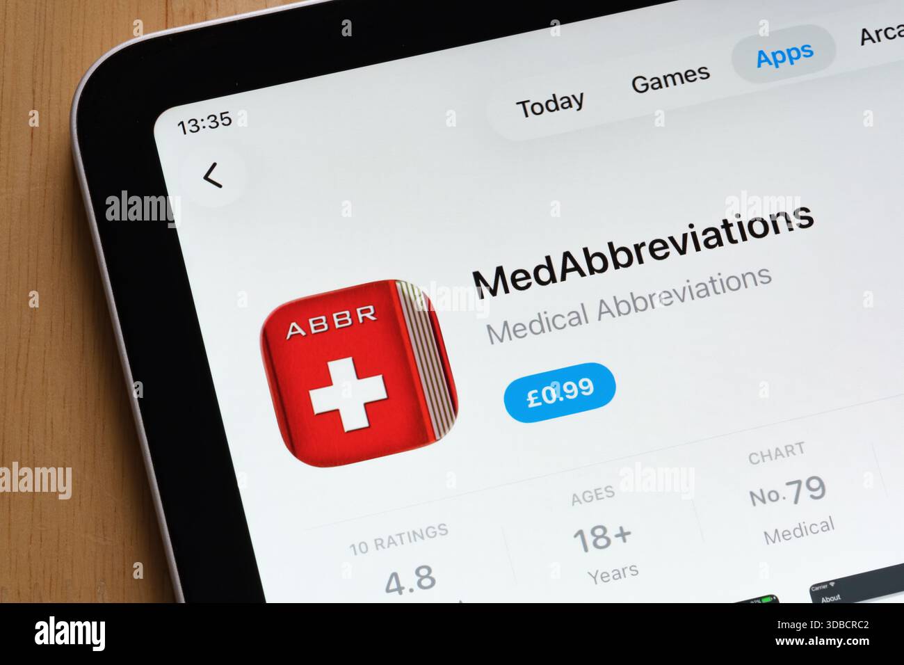 L’application médicale mobile MedAbréviations présentée sur l’interface App Store. Stafford, Royaume-Uni, 15 décembre 2025 Banque D'Images