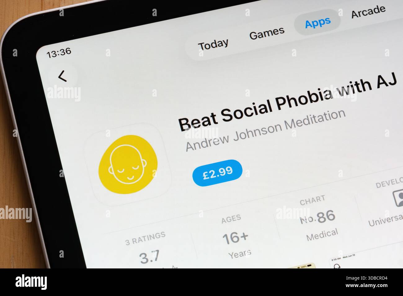Battez la phobie sociale avec l'application médicale mobile AJ présentée sur l'interface de l'App Store. Stafford, Royaume-Uni, 15 décembre 2025 Banque D'Images