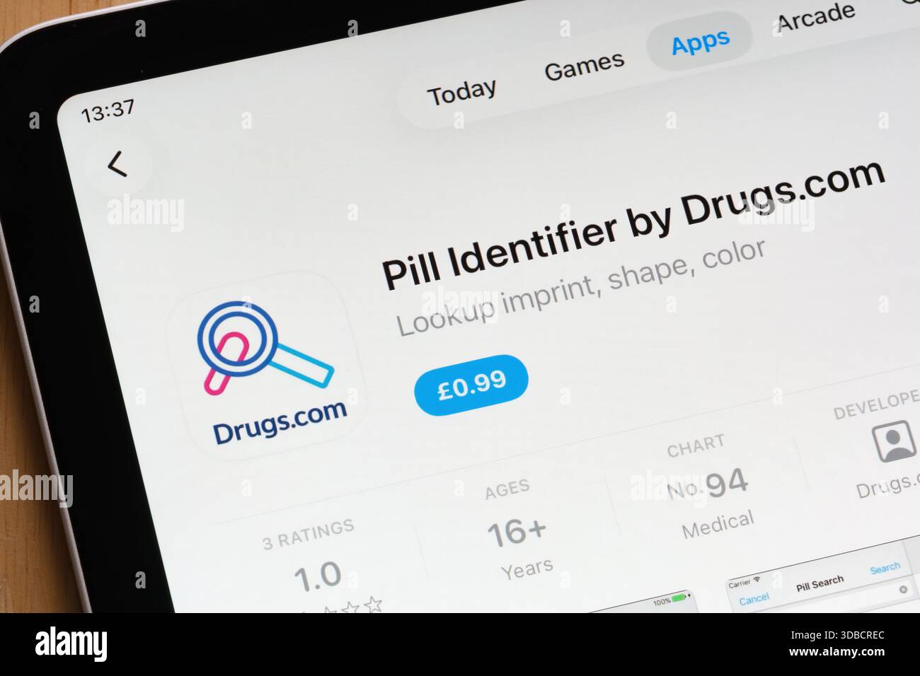 Pill identifier par Drugs.com application de santé numérique affichée sur un écran iPad dans l'App Store. Stafford, Royaume-Uni, 15 décembre 2025 Banque D'Images