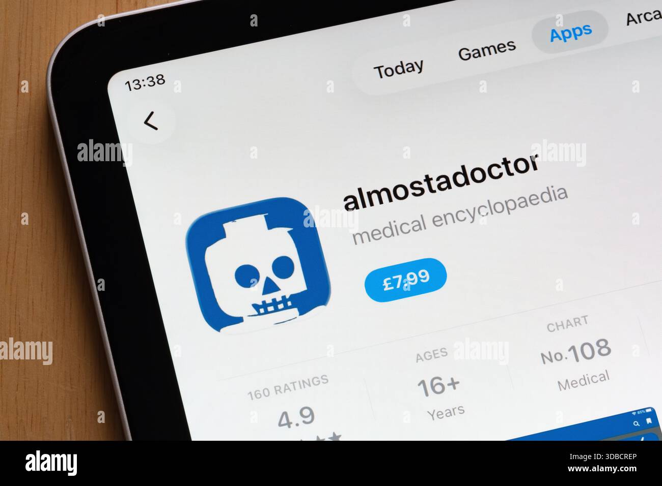 Almostadoctor application de santé populaire mis en évidence sur la page Apple iPad App Store. Stafford, Royaume-Uni, 15 décembre 2025 Banque D'Images