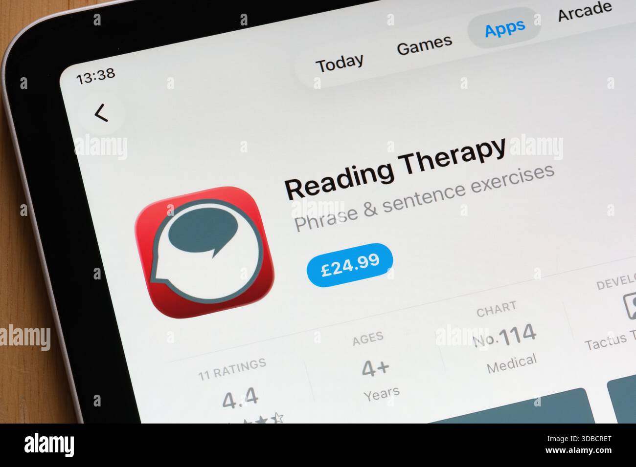 Lecture de la liste des logiciels médicaux de thérapie capturée sur l'interface de l'iPad App Store. Stafford, Royaume-Uni, 15 décembre 2025 Banque D'Images