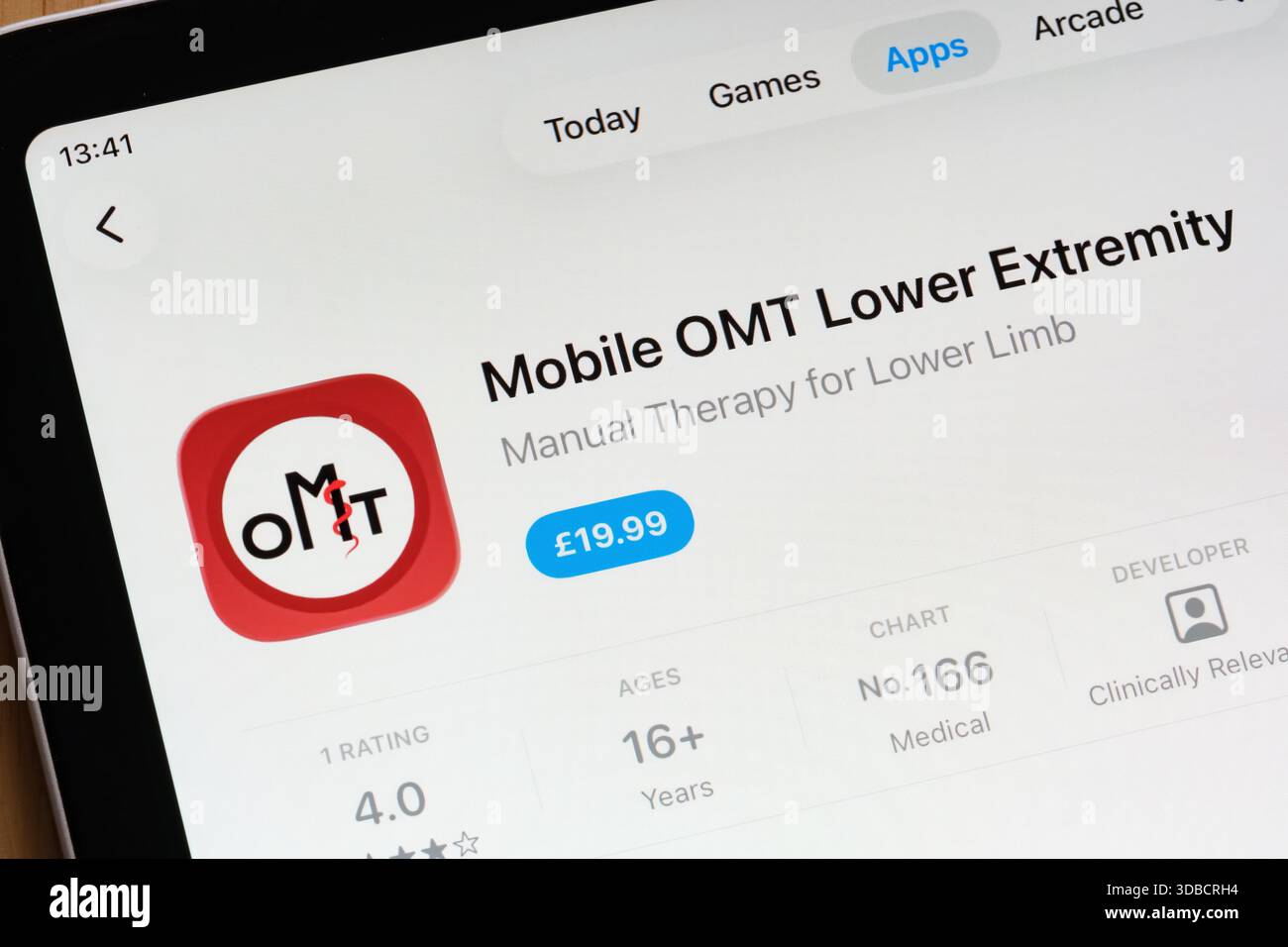 Liste du logiciel médical Mobile OMT Lower Extremity capturée sur l'interface de l'App Store de l'iPad. Stafford, Royaume-Uni, 15 décembre 2025 Banque D'Images
