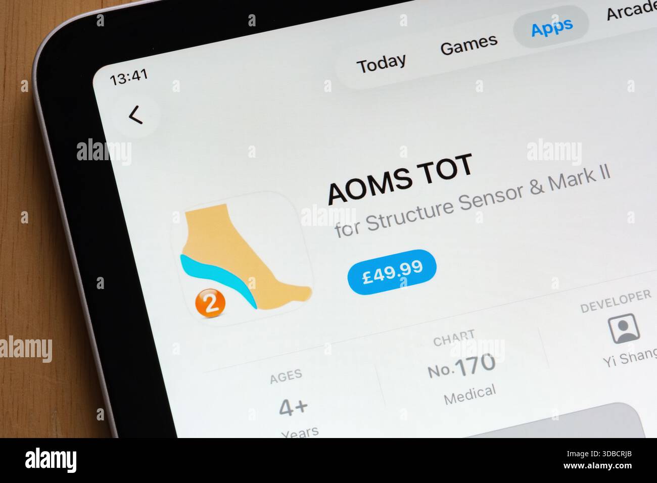 Liste des applications AOMS TOT affichée sur l'Apple iPad App Store avec note et résumé. Stafford, Royaume-Uni, 15 décembre 2025 Banque D'Images