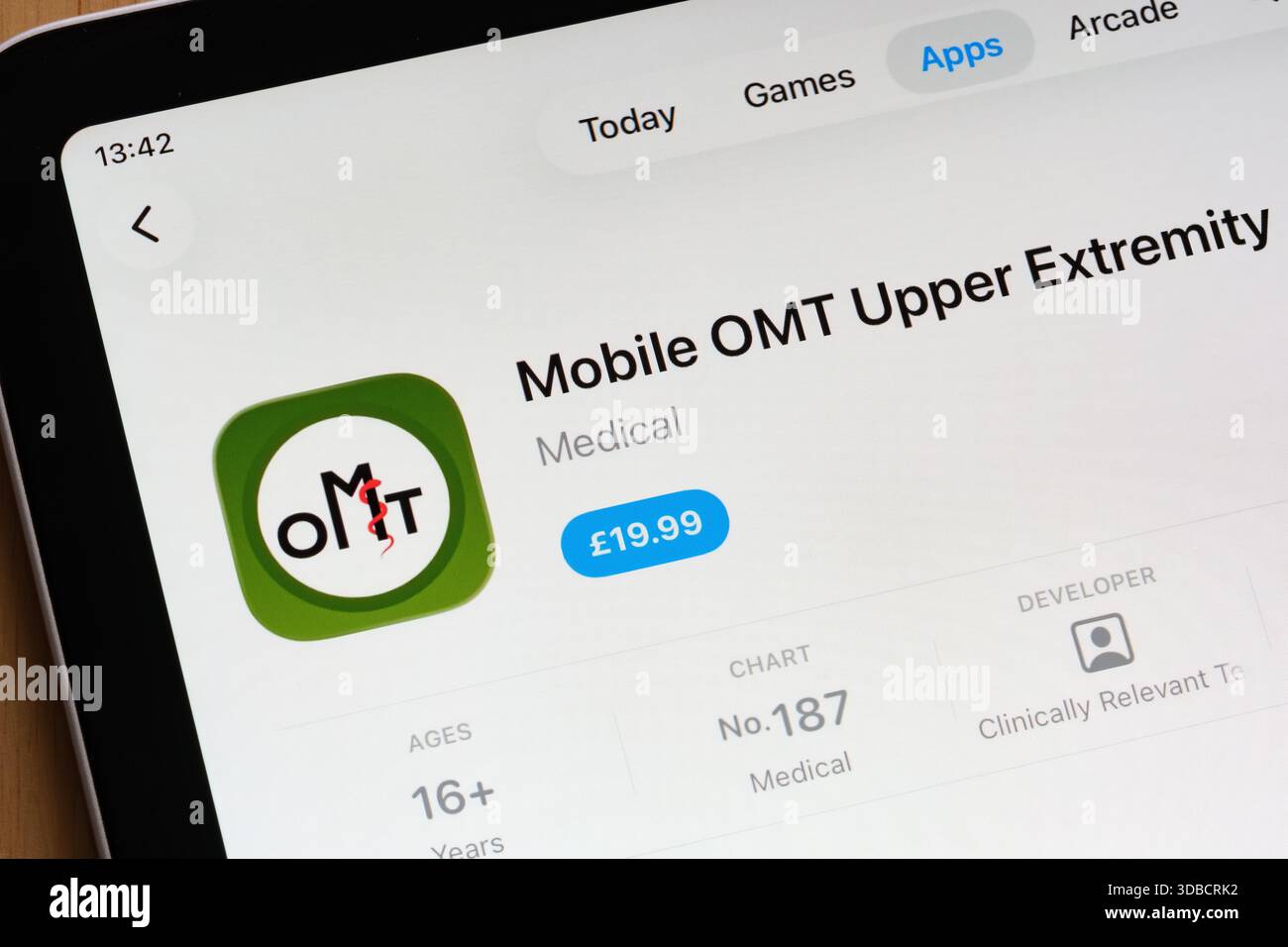 Application médicale mobile OMT Upper Extremity présentée sur l'interface App Store. Stafford, Royaume-Uni, 15 décembre 2025 Banque D'Images