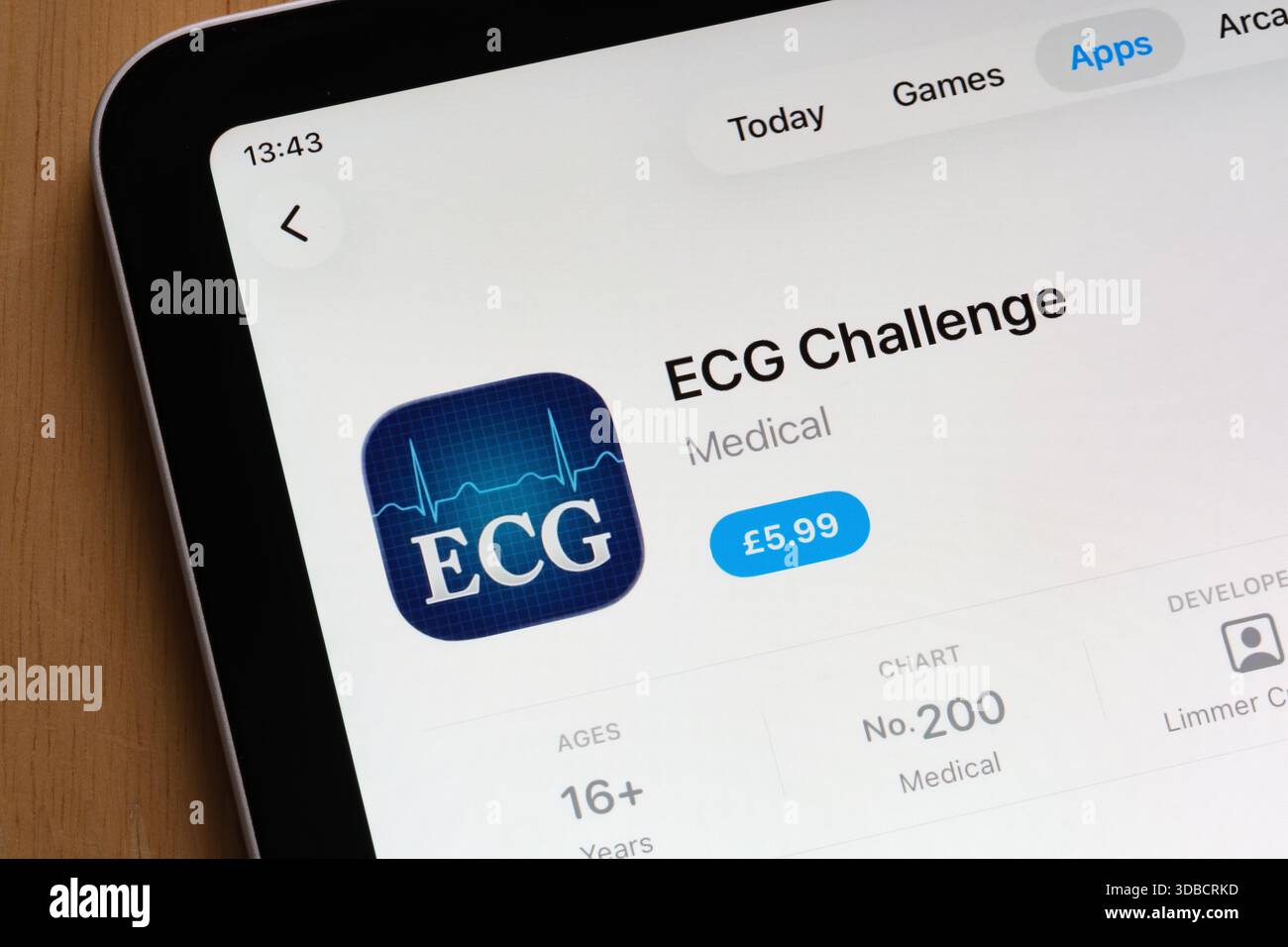 Application de santé numérique ECG Challenge affichée sur l'écran d'un iPad dans l'App Store. Stafford, Royaume-Uni, 15 décembre 2025 Banque D'Images