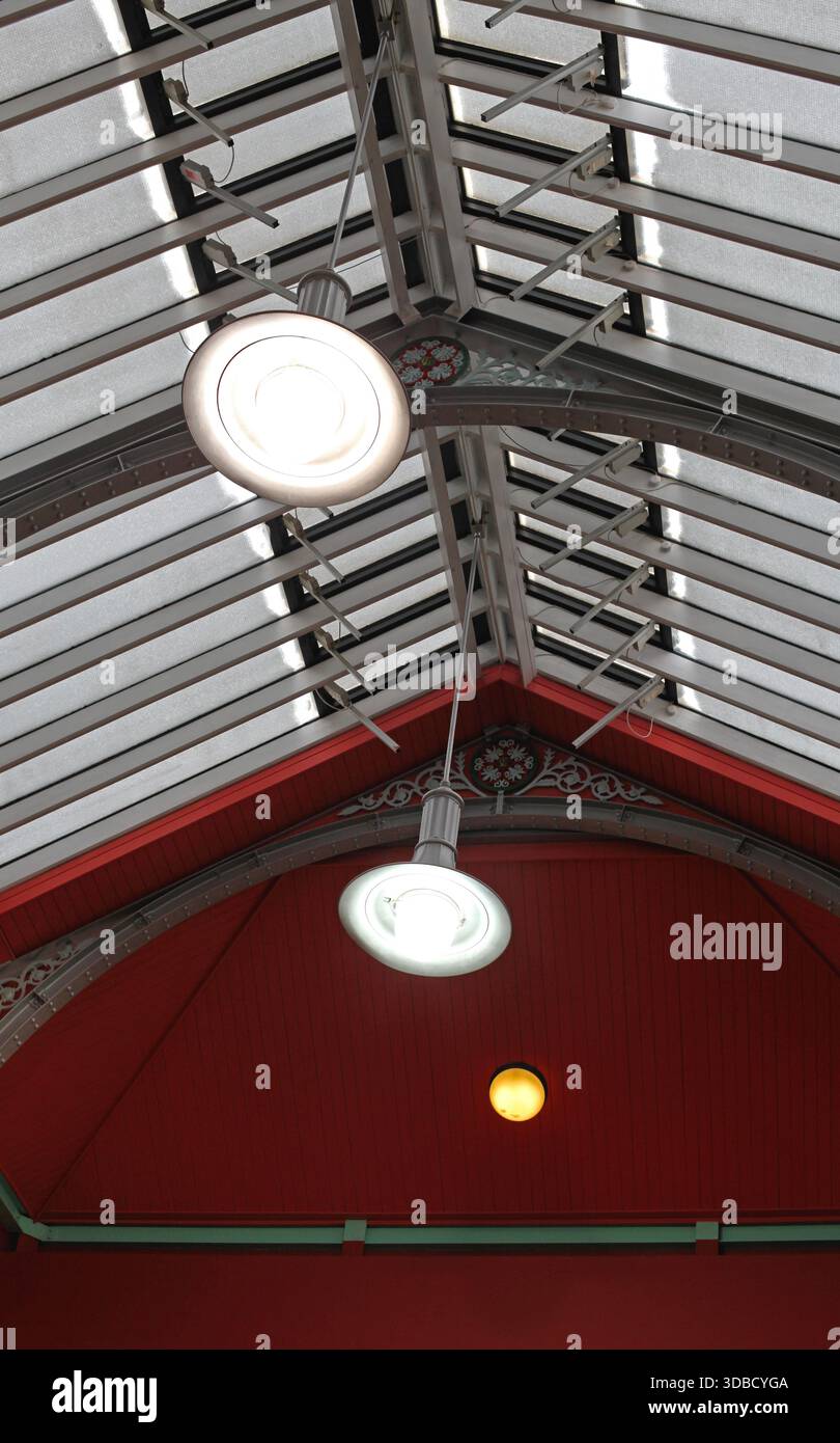 Fenêtres de toit en treillis et luminaires au Market Hall de Londres Banque D'Images