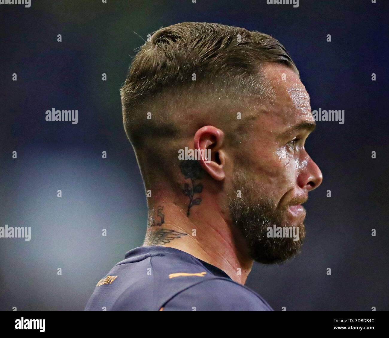 Un tatouage sur le cou de Joe Ward du comté de Derby lors du match du Sky Bet Championship Sheffield mercredi vs Derby County à Hillsborough, Sheffield, Royaume-Uni, 15 décembre 2025 (photo de Sam Eaden/News images) *** GER AUT sui OUT *** Banque D'Images