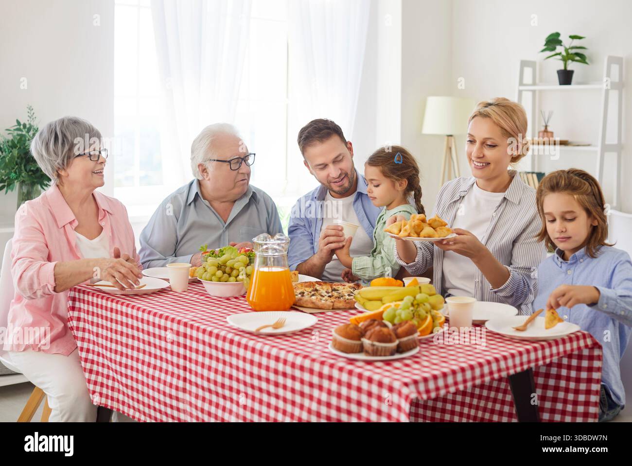 Repas sain ensemble à la maison, grande famille de trois générations profitant de la pause déjeuner, souper à la maison Banque D'Images