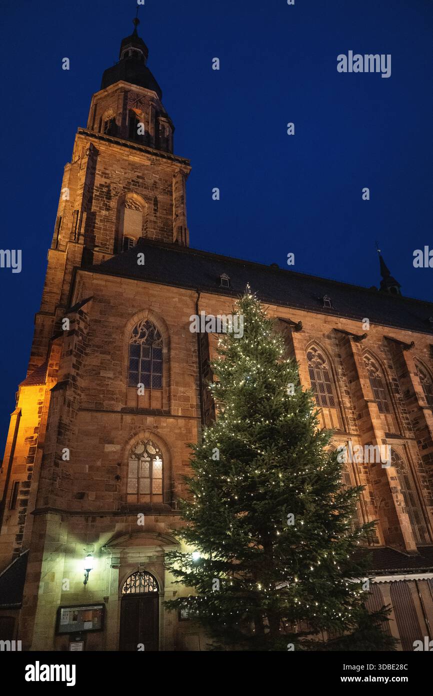 Heidelberg, Allemagne - 28 novembre 2025 : marché de Noël dans la ville la nuit avec un grand arbre de Noël. Banque D'Images