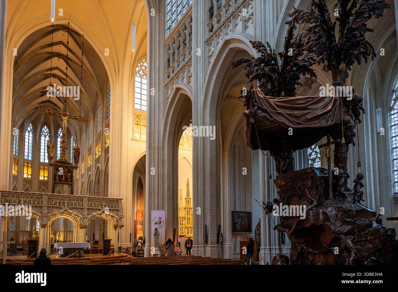 Louvain, Belgique - 14 décembre 2025 : vue intérieure de l'église Saint Peters avec la chaire monumentale en chêne baroque de Jacques Berge et la nef gothique. Banque D'Images