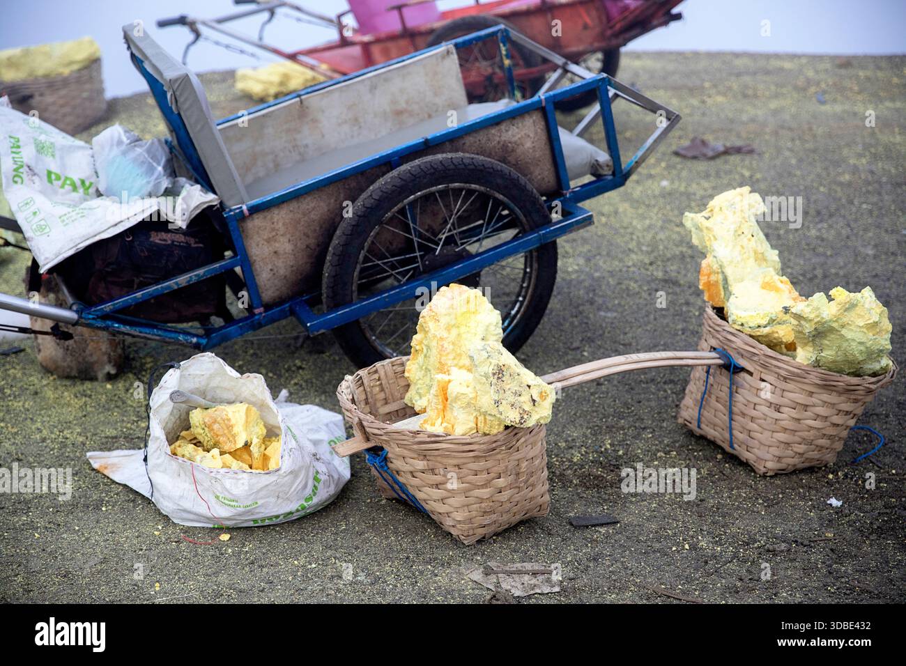 Paniers de Kawah Ijen volcano, soufre, Java, Indonésie Banque D'Images