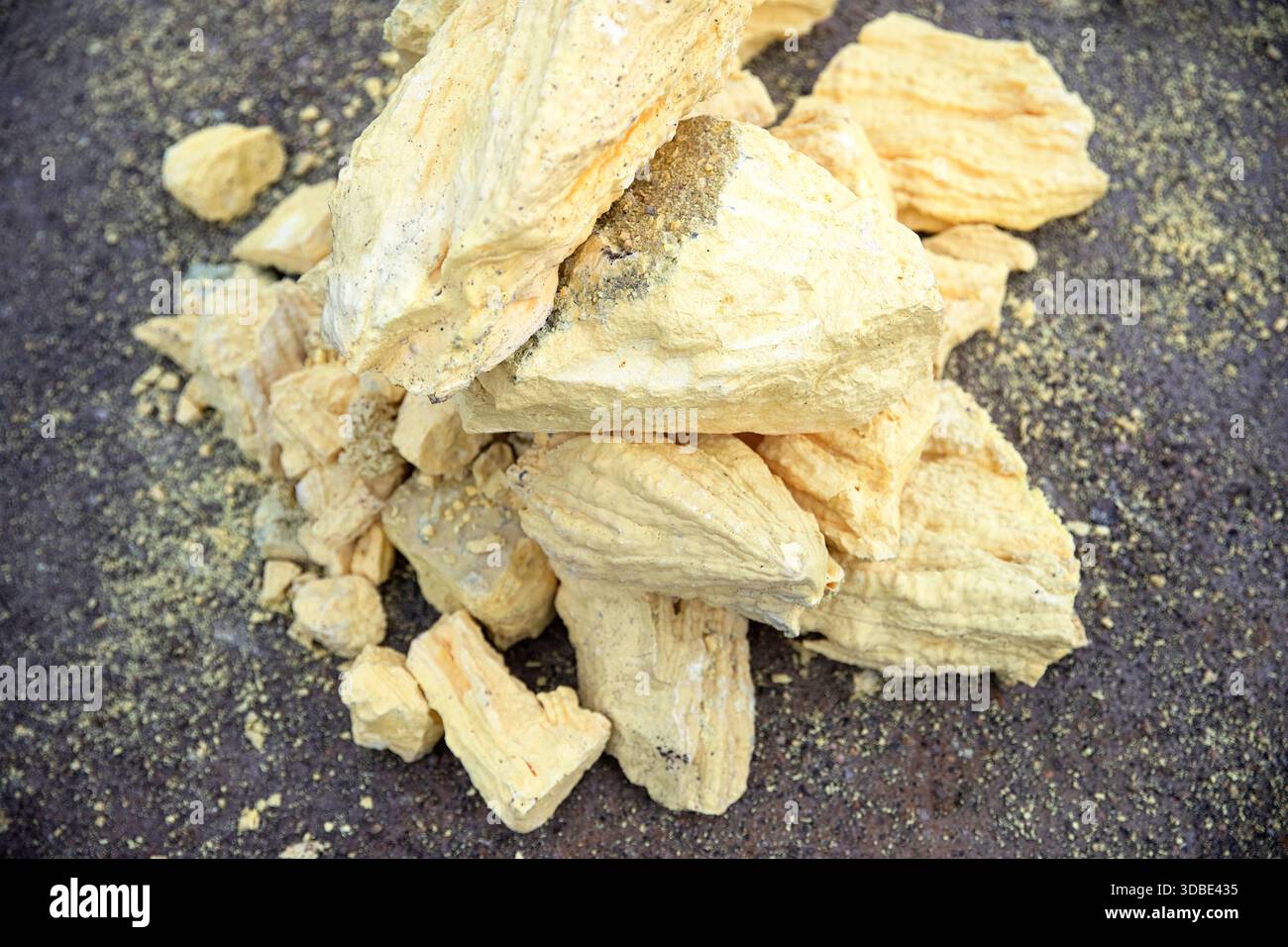 Pile de soufre, volcan Kawah Ijen, Java, Indonésie Banque D'Images