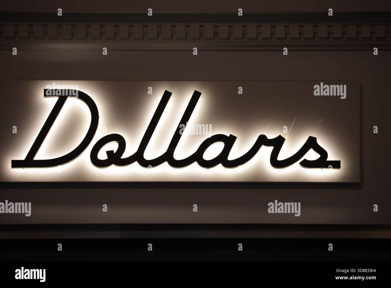 Dublin, Irlande - 10 décembre 2025 - Un panneau rétro-éclairé 'dollars' illuminé sur George's Street à Dublin représentant des scènes de rue dans la capitale irlandaise Banque D'Images