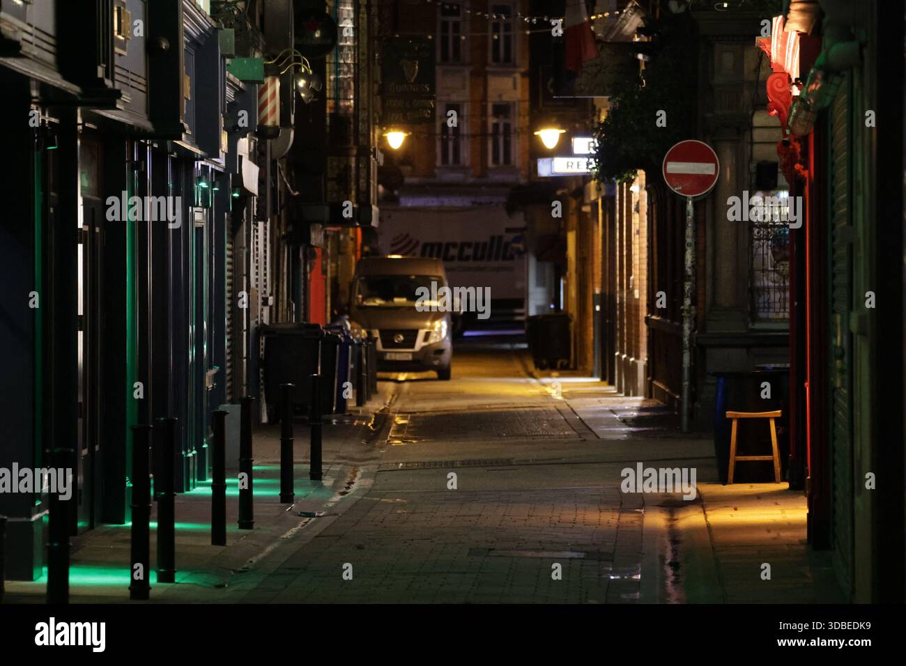 Dublin, Irlande - 10 décembre 2025 - vue d'une Dame Lane vide illuminée par des lampadaires un matin sombre dans la ville de Dublin représentant des scènes de rue dans la capitale irlandaise Banque D'Images