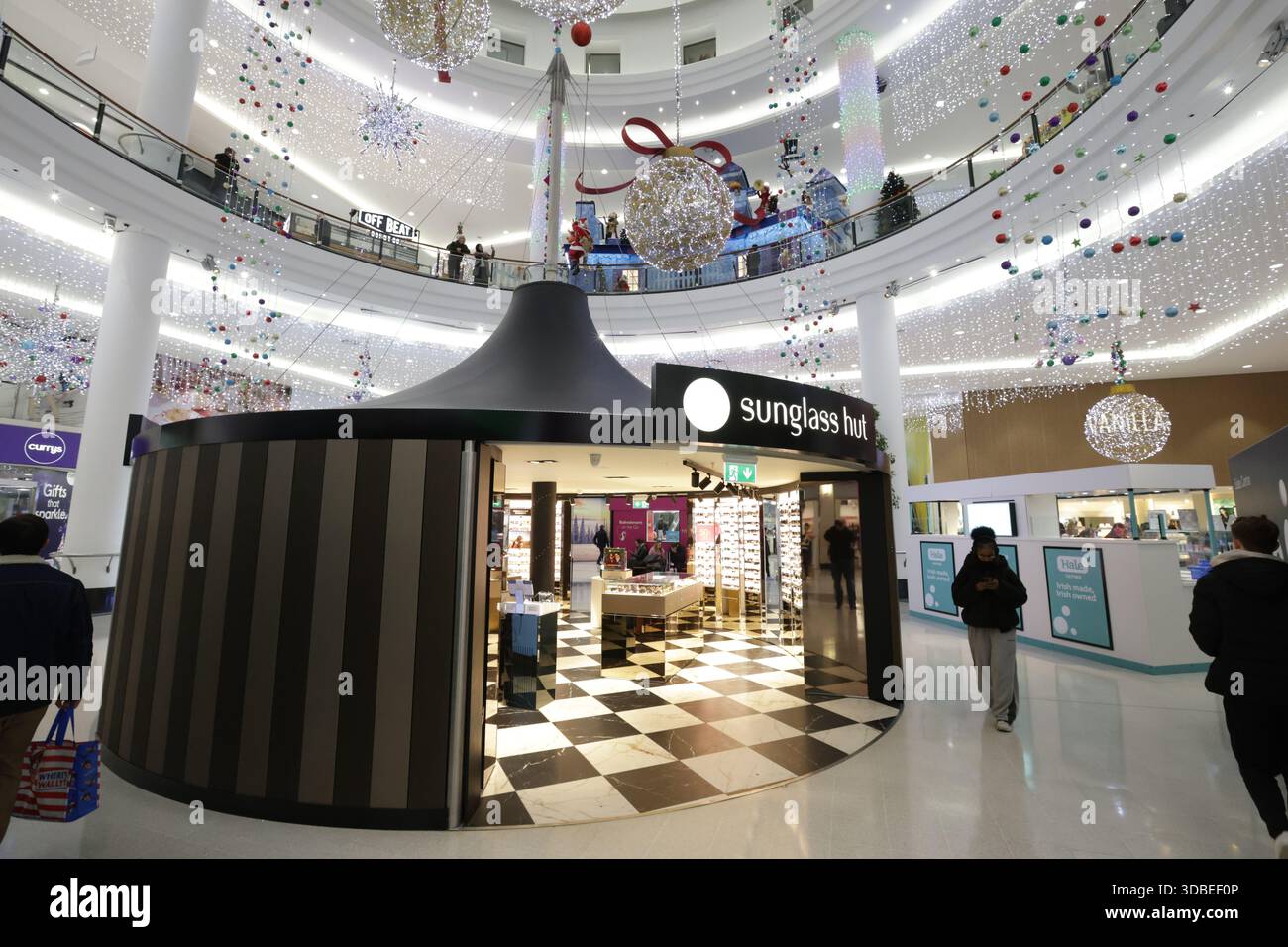 Dublin, Irlande - 12 décembre 2025 - Jervis Street Shopping Centre pendant la construction jusqu'à Noël dans la ville de Dublin Banque D'Images