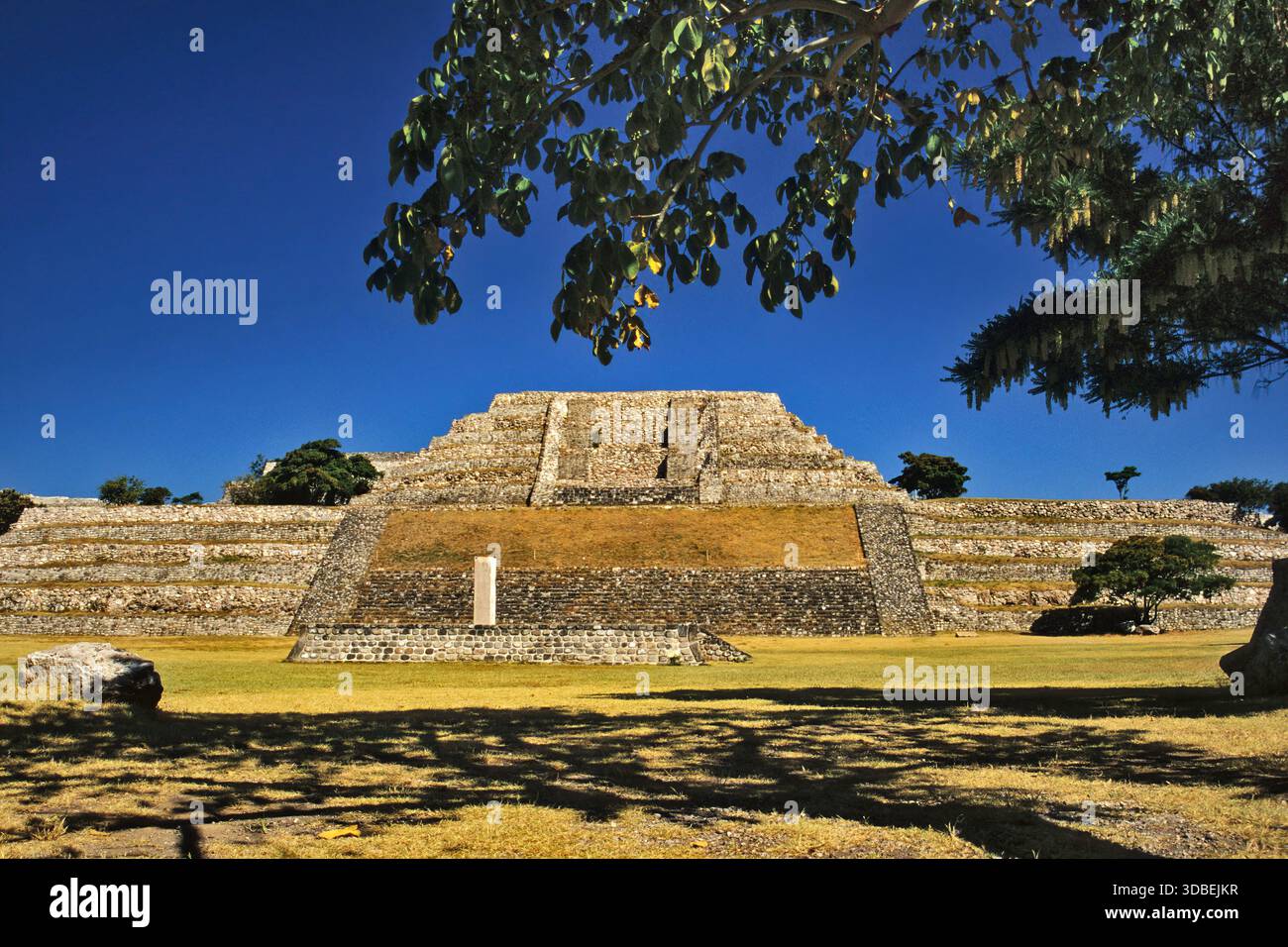 Gran Piramide Stela glyphe Deux Plaza à Xochicalco Mexique Banque D'Images