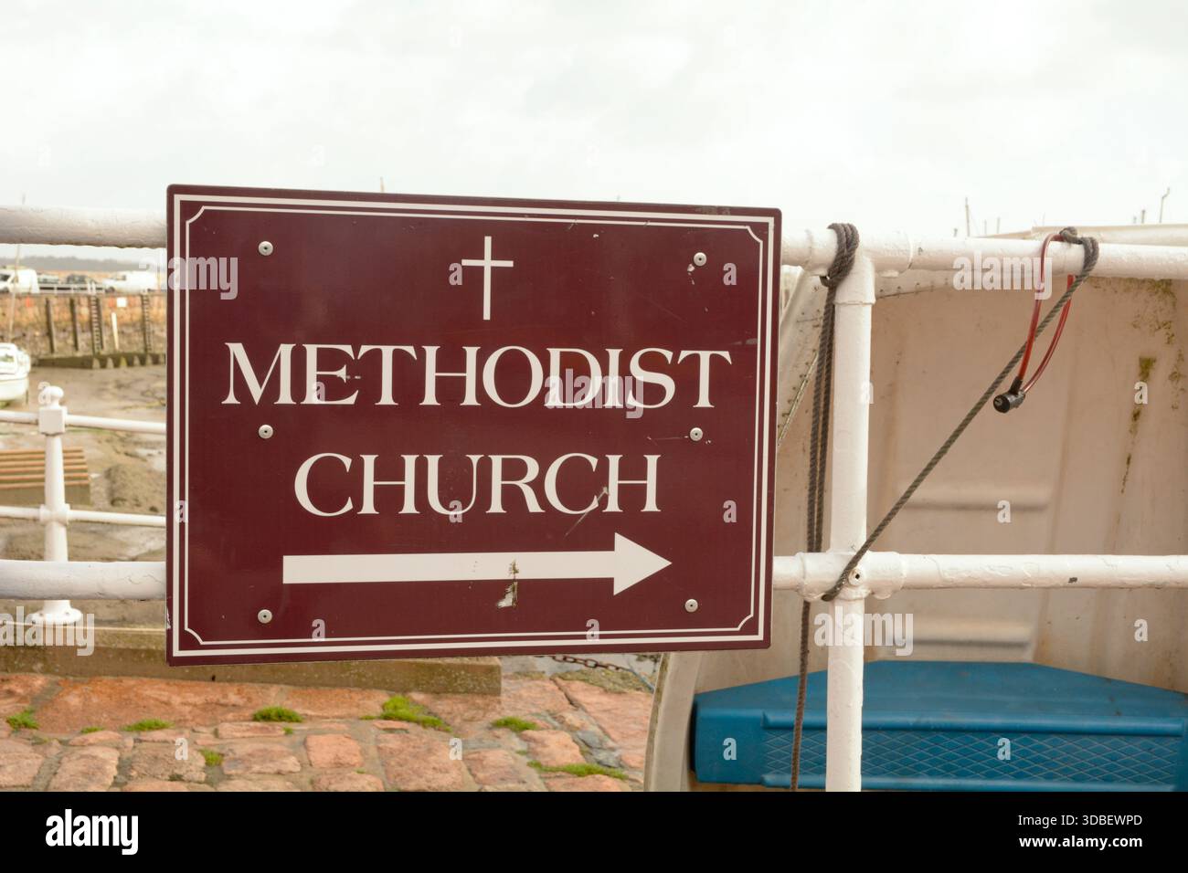 Panneau de l'église méthodiste avec flèche de direction pointant vers la droite Banque D'Images