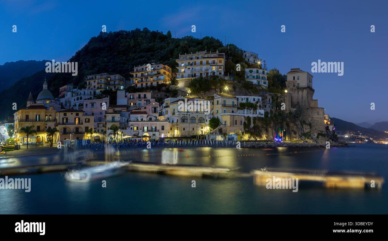Cetrara - côte amalfitaine - la ville au crépuscule du soir. Banque D'Images