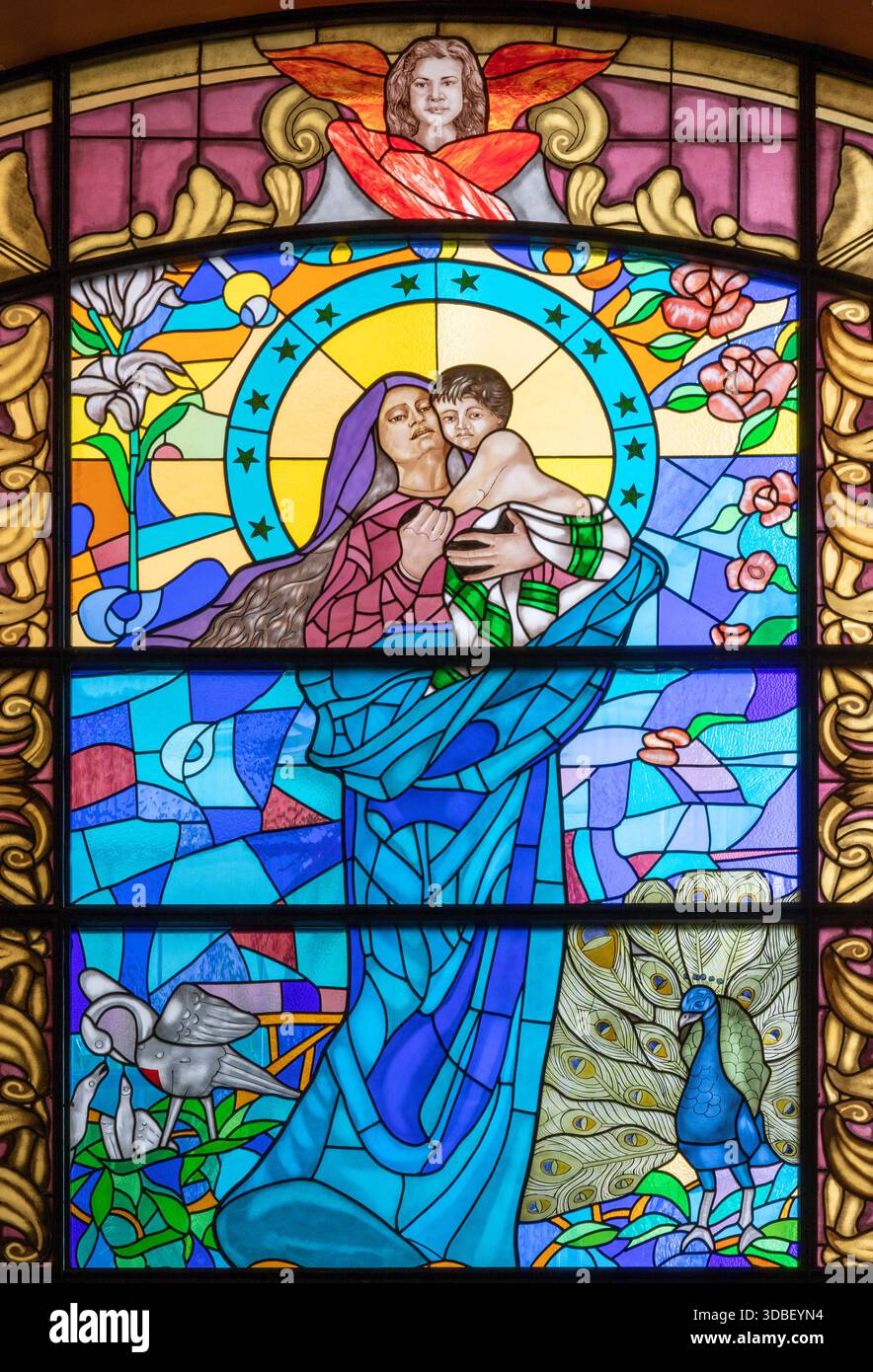 SALERNE, ITALIE - 6 OCTOBRE 2025 : la Vierge dans le vitrail de l'église Chiesa della Santissima Annunziata dessinée par Giuseppe Turri Banque D'Images