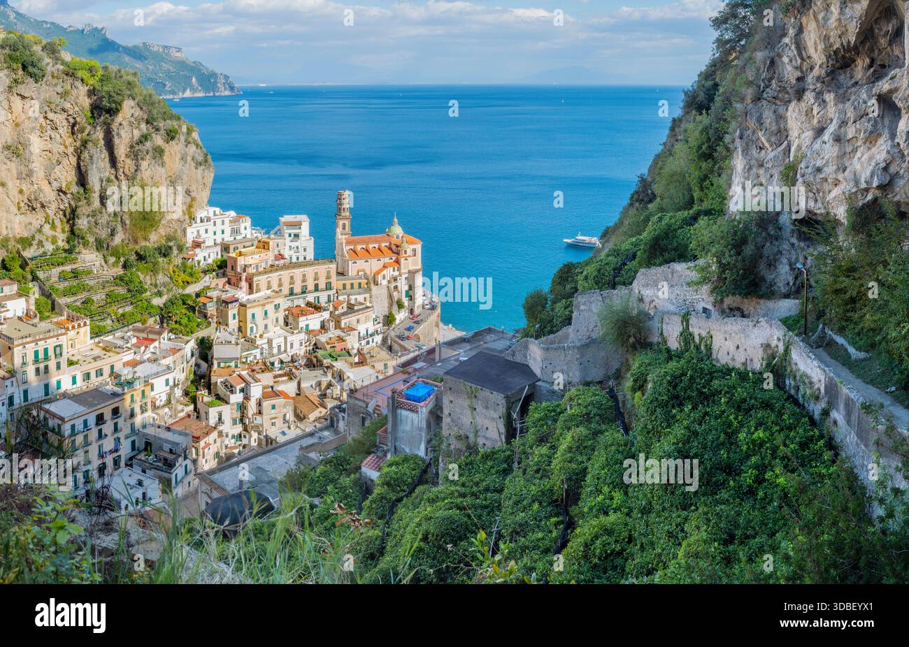 Atrani - côte amalfitaine - la ville avec l'église Chiesa di Santa Maria Maddalena. Banque D'Images